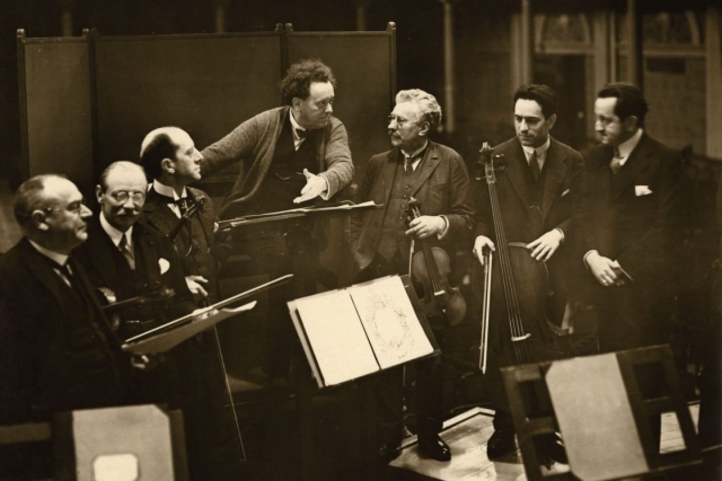 Mengelberg omringd door orkestleden 1928 nationaal archiefspaarnestad photohet levenfotograaf onbekend sjabl 3