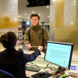Publiek bij kassa 2 Hans Roggen