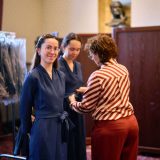 Coupeuse Liesbeth Haarbosch strikt de jurk van Mijntje Moll medewerkers horeca en garderobe