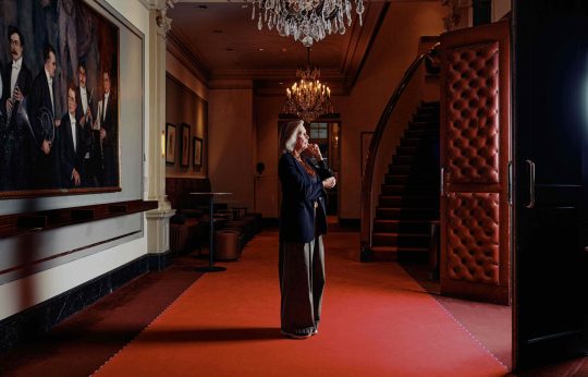 Evelyne Merkx in de foyer van de Kleine Zaal © Eduardus Lee