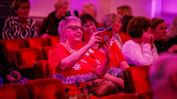 20251220 Loes Luca Kerst Sing Along 017