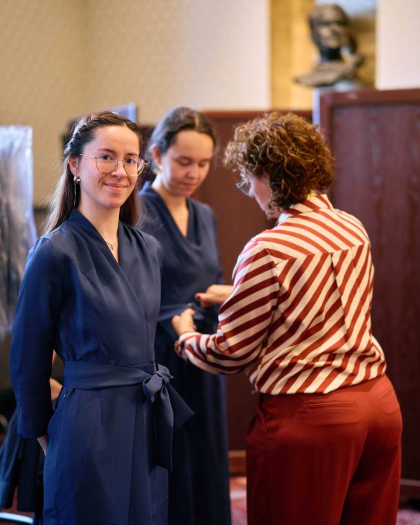 Coupeuse Liesbeth Haarbosch strikt de jurk van Mijntje Moll medewerkers horeca en garderobe