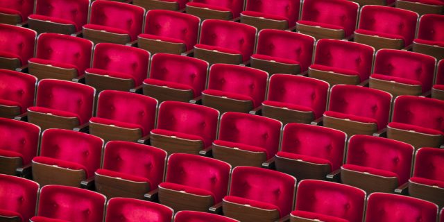 Lege stoelen in de Grote Zaal