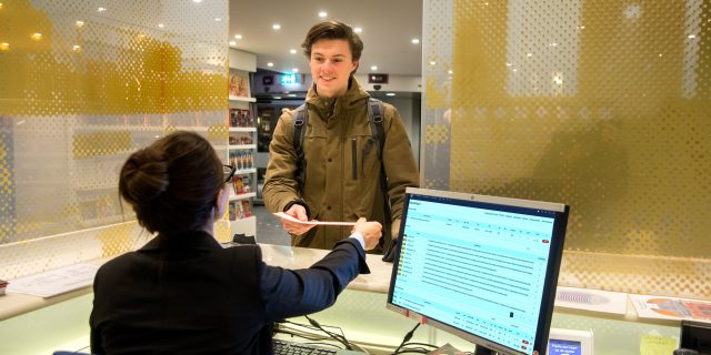 Publiek bij kassa 2 Hans Roggen