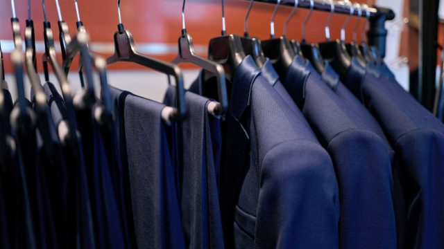 Alle kleding hangt geordend op maat