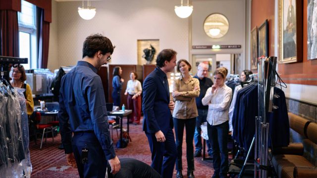 Davy Nefs van Suit Up speldt de broek af van Giorgio Guglielmetti medewerker horeca en garderobe