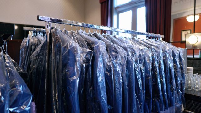 De Dirigentenfoyer lijkt wel een kledingmagazijn