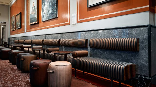 De bankjes in de foyers zijn gemaakt van ijzersterk paardenhaar © Eduardus Lee