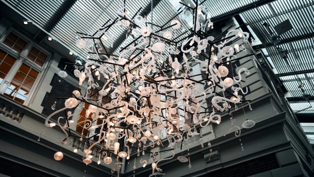 De kroonluchter in de Entreehal is samengesteld uit stukjes oude kroonluchters © Eduardus Lee