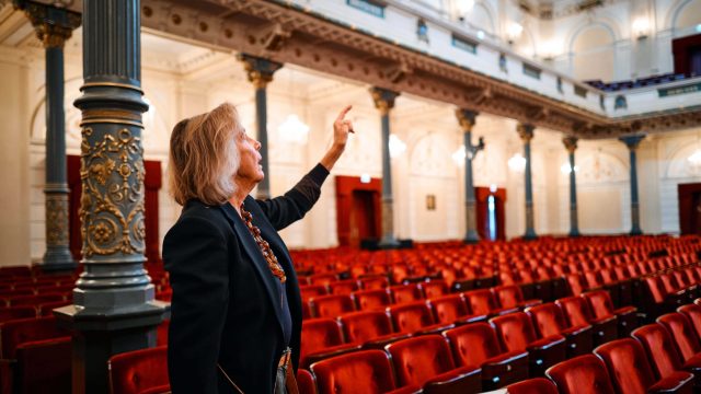 In de Grote Zaal voorzag Evelyne Merkx bestaande versieringen van kleuraccenten © Eduardus Lee