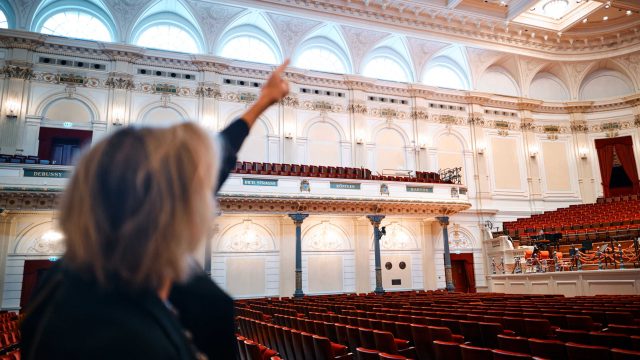 In de rand van de plafondcassettes van de Grote Zaal voegde Evelyne Merkx nieuwe ornamenten toe © Eduardus Lee
