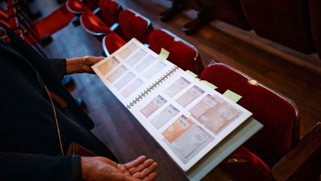 Kleurspecialist Antoinette van der Wal ontwikkelde een staalkaart van zestien wittinten © Eduardus Lee