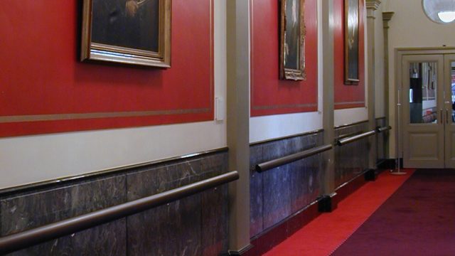 Omloop Grote Zaal met duidelijk in beeld de lambrisering en het doorlopende tapijt