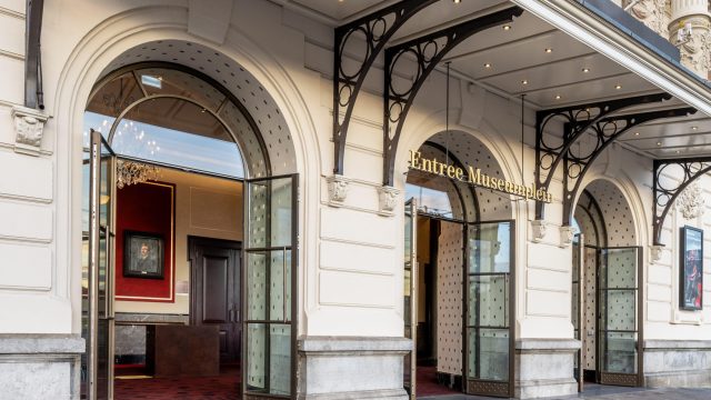 Sinds 2023 is de oorspronkelijke ingang aan het Museumplein weer open © Roos Aldershoff