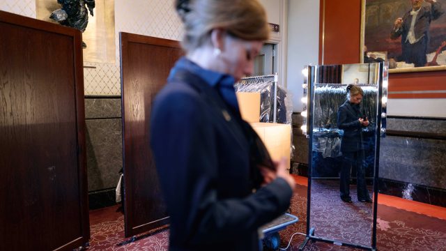 Suppoost Flora van Egeraat in pak mét sjaaltje