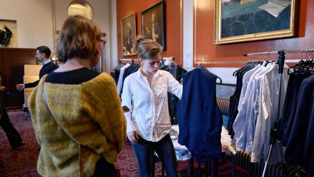 Suppoost Flora van Egeraat is blij met het gilet