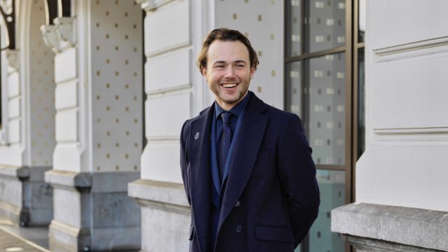 Suppoost Maze Grapperhaus showt buiten de wollen wintermantel uit de collectie