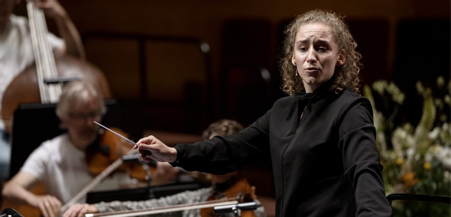 Chloe Rooke dirigeert Beethovens Symfonie nr. 7 - Concertgebouw ...