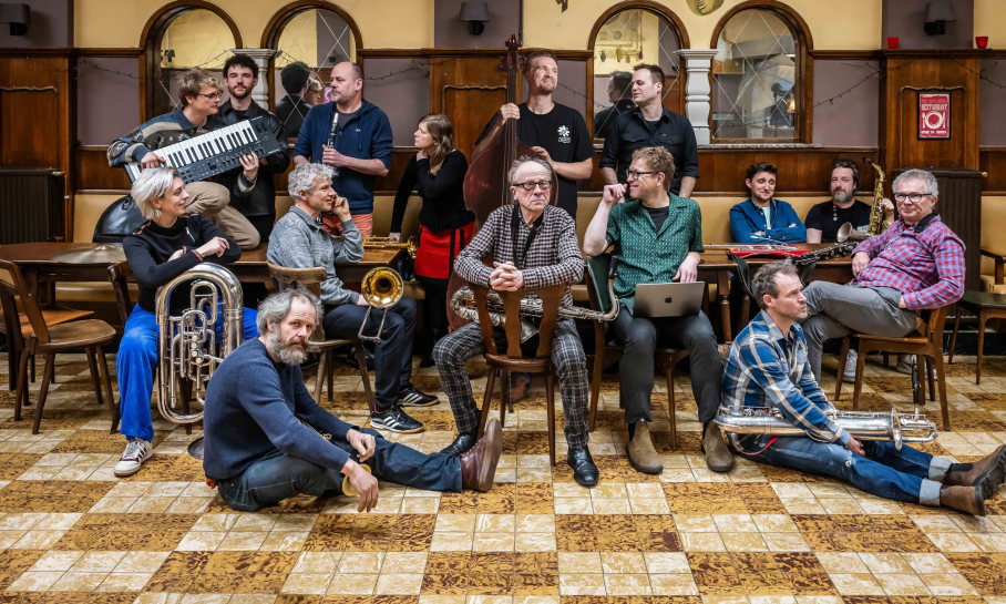 Flat Earth Society Orchestra © BAS BOGAERTS