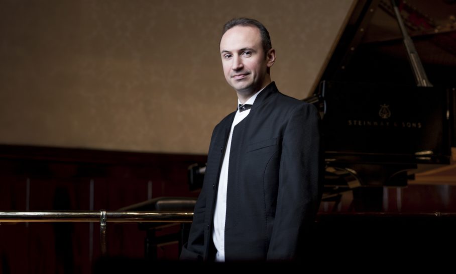 Simon Trpceski © Benjamin Ealovega