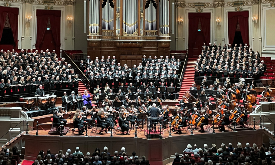 Stichting Millenniumconcert sings Dvořák's Stabat Mater